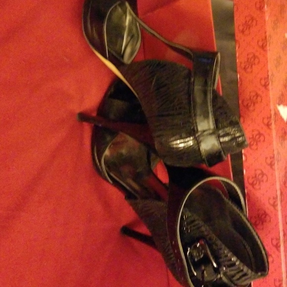 Guess black high heels with buckle - Picture 3 of 3